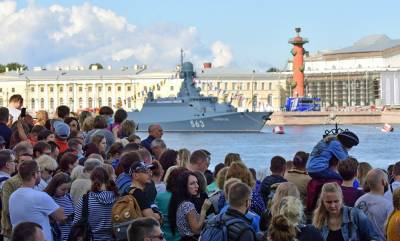 Власти Петербурга не нашли нарушений антиковидных норм на праздновании Дня ВМФ - znak.com - Москва - Санкт-Петербург