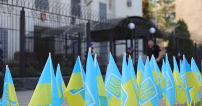 Николай Давыдюк - У здания посольства РФ в Киеве установили украинские флаги в память об убитых агрессорами - dsnews.ua - Россия - Украина - Киев - Крым