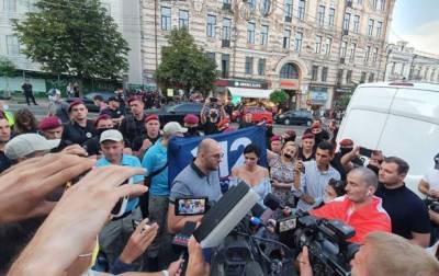 Представители закрытых телеканалов протестовали в центре Киева - korrespondent.net - Украина - Киев