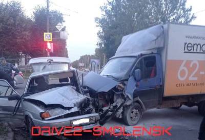 Двое - в больнице. Стало известно о пострадавших в жесткой аварии в Смоленске - rabochy-put.ru - Смоленск