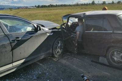 Спасатели достали мужчину из автомобиля после ДТП с тремя машинами в Чите - chita.ru - Чита
