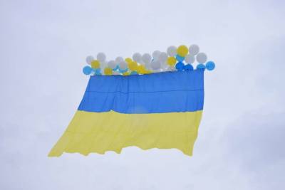 Алесь Цвирк - Возле Кремля в Москве запустили в небо флаг Украины (видео) - lenta.ua - Москва - Россия - Украина - Киев