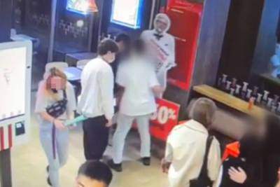 В Улан-Удэ подросток украл фигуру полковника Сандерса из KFC - ulan.mk.ru - Улан-Удэ - респ.Бурятия