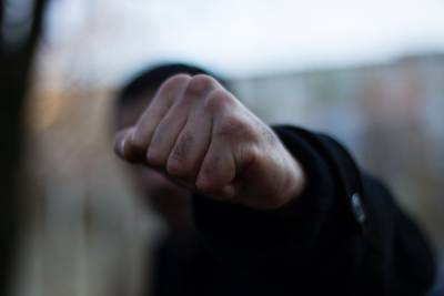 В Новосибирске молодые люди на автомобиле наехали на девушку и избили её парня - runews24.ru - Новосибирск