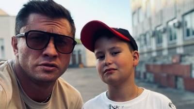 Агата Муцениеце - Павел Прилучный - Павел Прилучный побрился налысо и опубликовал фото в новом образе - 5-tv.ru