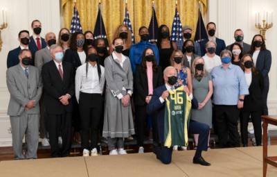 Джордж Флойд - Джо Байден - Байден встал на колено на встрече с баскетболистками и рассмешил их (видео) - sharij.net - США