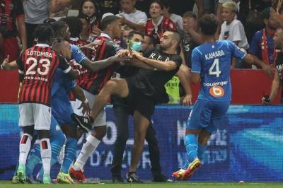 Димитри Пайет - Маттео Гендузи - Фанаты Ниццы напали на игроков Марселя во время матча Лиги 1 - sport.bigmir.net - Франция