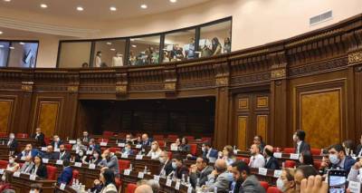 Журналисты устроили пикет в парламенте – они требуют встречи с Николом Пашиняном - ru.armeniasputnik.am - Армения