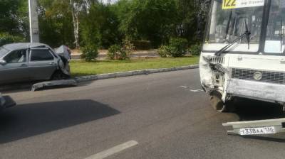 Появились фото искорёженной легковушки после ДТП с маршруткой в Воронеже - vestivrn.ru - Воронеж