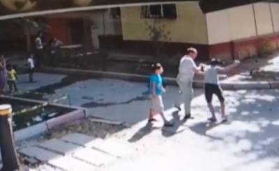 В Ташкенте мужчина избил на улице 11-летнего ребенка. Правоохранители проводят проверку - podrobno.uz - Узбекистан - Ташкент - район Чиланзарский