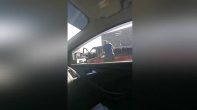 Разъярённый воронежец посреди дороги разбил стекло чужого авто: появилось видео - vestivrn.ru - Воронеж