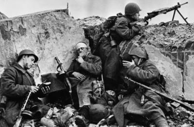 Иосиф Сталин - Ветераны о "наркомовских 100 г": Водка на войне была таким же оружием, как танки - actualnews.org