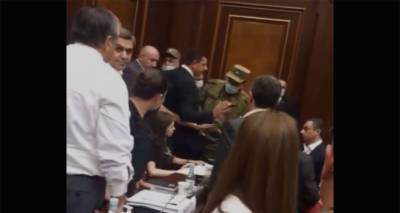 Ален Симонян - Такого в парламенте Армении еще не было! Охрана силой вывела депутата из зала – видео - ru.armeniasputnik.am - Украина - Армения