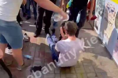 Владимир Зеленский - Во время парада в Киеве неизвестный попытался совершить самосожжение - lenta.ru - Украина - Киев