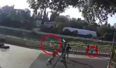 Опубликовано видео, как электросамокатчик в Сочи сбил двухлетнего ребенка и умчался - bloknot.ru - Сочи