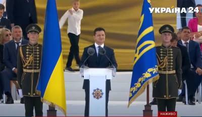 Владимир Зеленский - Петр Порошенко - Леонид Кучма - Виктор Ющенко - Парад ко Дню независимости: за спиной у Зеленского станцевал мальчик (видео) - sharij.net - Украина - Киев - Польша