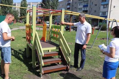 В Уварове монтируют детские спортивно-игровые комплексы во дворах 9 многоэтажек - tambov.mk.ru - На