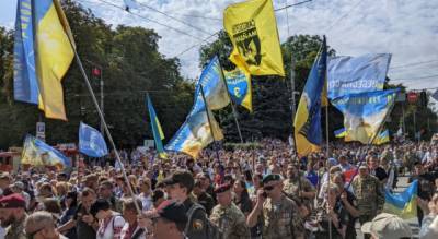 В Киеве вандал облил краской постамент с флагом Украины (фото) - vchaspik.ua - Украина - Киев