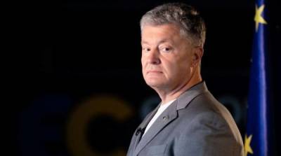 Петр Порошенко - Порошенко облили зеленкой на Дне независимости – видео - newzfeed.ru - Украина