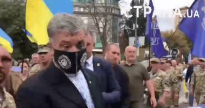 Петр Порошенко - В День независимости Украины Порошенко облили зеленкой в центре Киева (видео) - focus.ua - Украина - Киев - Нападение