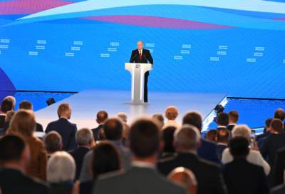 Владимир Путин - Соцвыплаты россиянам защитят от автоматического списания за долги - online47.ru - Россия