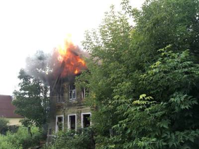 В Тихвине пламя объяло заброшенный деревянный дом — видео - ivbg.ru - Украина
