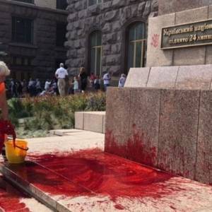 В Киеве облили краской флагшток возле КГГА: открыто производство - reporter-ua.com - Украина - Киев - Запорожская обл.
