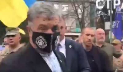 Экс-президента Украины Петра Порошено облили зеленкой в центре Киева - newizv.ru - Украина - Киев - Черниговская обл.