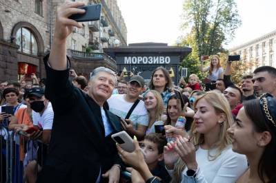 Петр Порошенко - Тарас Березовец - Мужчину, облившего зелёнкой Порошенко, задержали (видео) - sharij.net - Украина - Киев