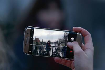 Samsung пригрозила пользователям блокировкой камеры смартфона - lenta.ru