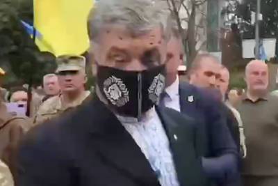 Владимир Зеленский - Петр Порошенко - Владимир Александрович - Порошенко обвинил Зеленского в нападении на него с зеленкой - lenta.ru - Россия - Украина - Киев
