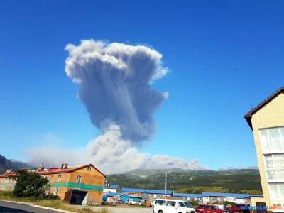 От активности вулкана Эбеко в Северо-Курильске сотряслись дома - sakhalin.info - Курильск