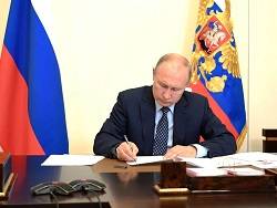 Владимир Путин - Путин подписал указ о выплате пенсионерам 10 тысяч рублей - newsland.com - Россия