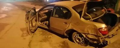 Ночью в Новосибирске водитель седана Nissan врезался в столб и сбежал с места ДТП - runews24.ru - Новосибирск