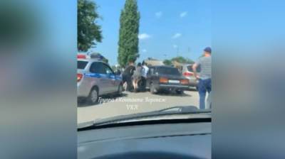 В Воронежской области девушку оштрафовали на 50 тысяч за попытку задушить полицейского - vestivrn.ru - Воронежская обл. - Борисоглебск