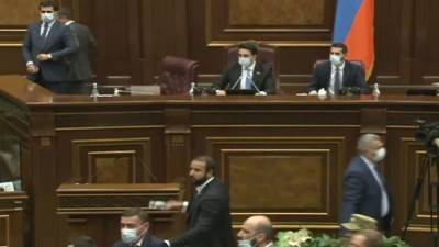 Сейран Оганян - Айк Саркисян - Армянские депутаты сошлись в «дуэли на бутылках» — видео - eadaily.com - Армения