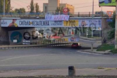 Владимир Зеленский - Анастасий Маркин - В Одессе неизвестные "обматерили" Зеленского на баннерах: полиция ищет "авторов" - rupor.info - Украина - Одесса - Одесская обл.