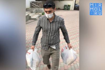Сергей Меликов - В Махачкале раздали продуктовые наборы вакцинированным пожилым гражданам - mirmol.ru - Махачкала