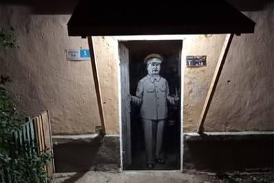 Иосиф Сталин - В Тверской области на доме появилось граффити со Сталиным - lenta.ru - Тверская обл.
