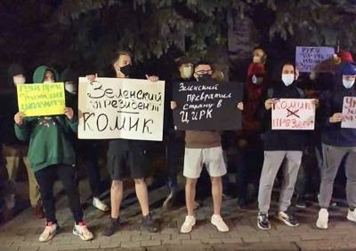 Возле посольства Украины в Москве подожгли чучело в черной одежде с красным шарфом - mskgazeta.ru - Москва - Россия - Украина - Киев - Крым
