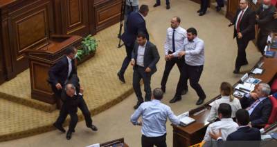 Боксерский ринг перенесли в парламент - мастер боевых искусств дал совет депутатам - ru.armeniasputnik.am - Армения - Парламент