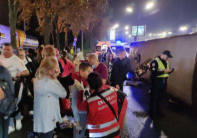 Прошелся в метре от бензовоза: в Киеве в ДТП попал рейсовый автобус с пассажирами. ФОТО - enovosty.com - Москва - Киев - Молдавия