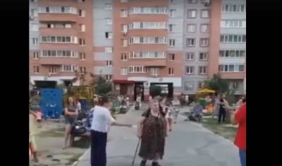 Сергей Козлов - В Тюмени бабушка напала на организаторов концерта во дворе - nashgorod.ru - Тюмень