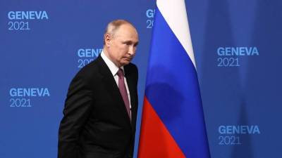 Владимир Путин - Путин поддержал идею ввести традицию поднимать в школах российский флаг - vm.ru - Россия