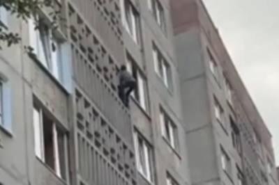 Мужчина залез на шестой этаж и прошмыгнул в окно: кадры с украинским человеком-пауком - politeka.net - Украина - Луцк - Волынская обл.