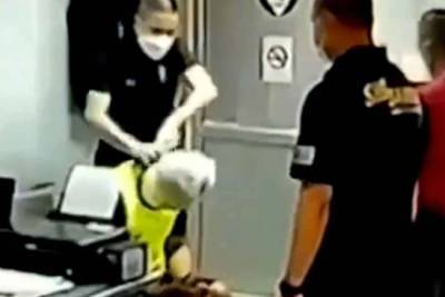 В Таиланде полицейские задушили наркоторговца пакетом - lenta.ru - Таиланд