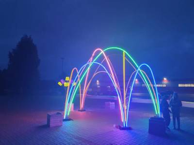 В Сланцах на улице Ленина появился разноцветный световой фонтан — фото - ivbg.ru - Украина