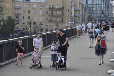 Владимир Путин - Сергей Миронов - В Госдуме предложили платить семьям с детьми в десять раз больше - lenta.ru - Россия