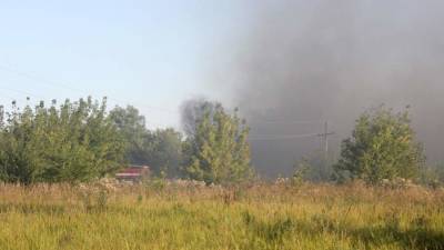 Сухая трава загорелась у железной дороги в Оренбуржье на площади 2 га - iz.ru - Россия - Израиль - Уральск - Оренбургская обл.