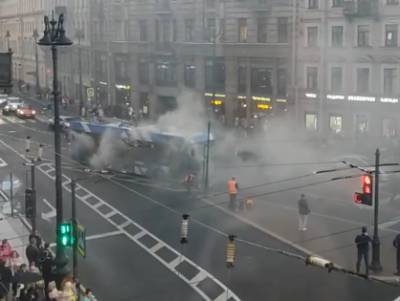 Видео: в Петербурге произошло возгорание в салоне троллейбуса. Внутри находились пассажиры - ivbg.ru - Украина - Санкт-Петербург - Петербург